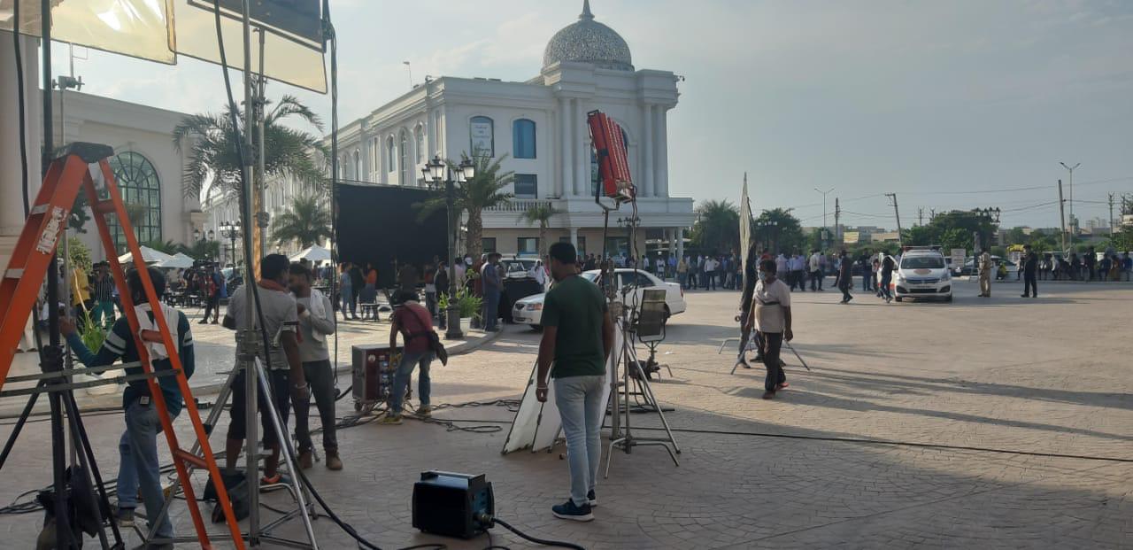 Neha Kakkar and Guru Randhawa shooting a song at Omaxe World Street